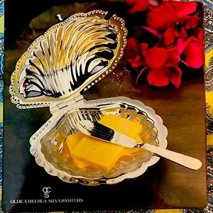 Olde Chelsea Silverplated Shell Butter Dish with Knife